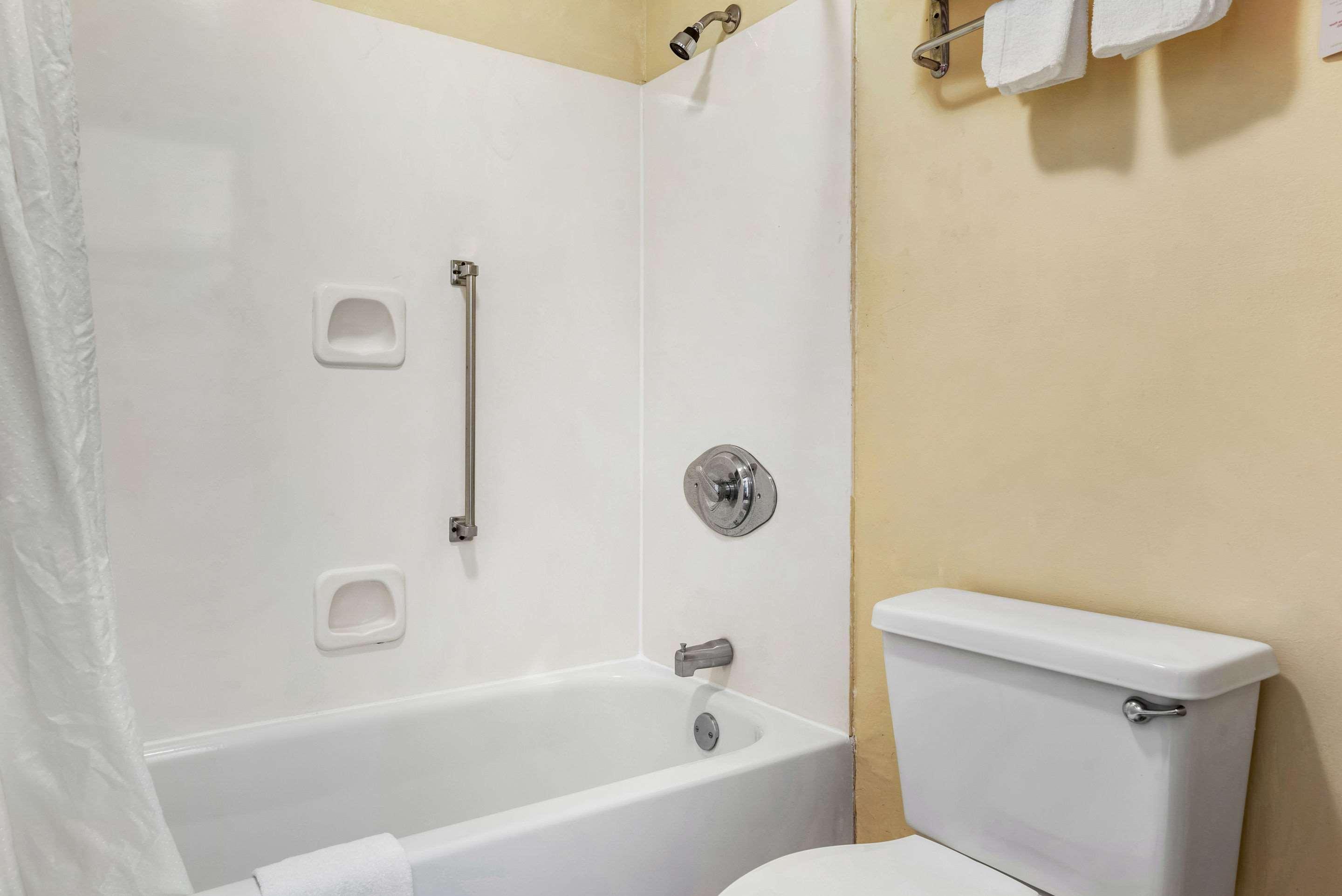 Econo Lodge Inn & Suites Forest Extérieur photo