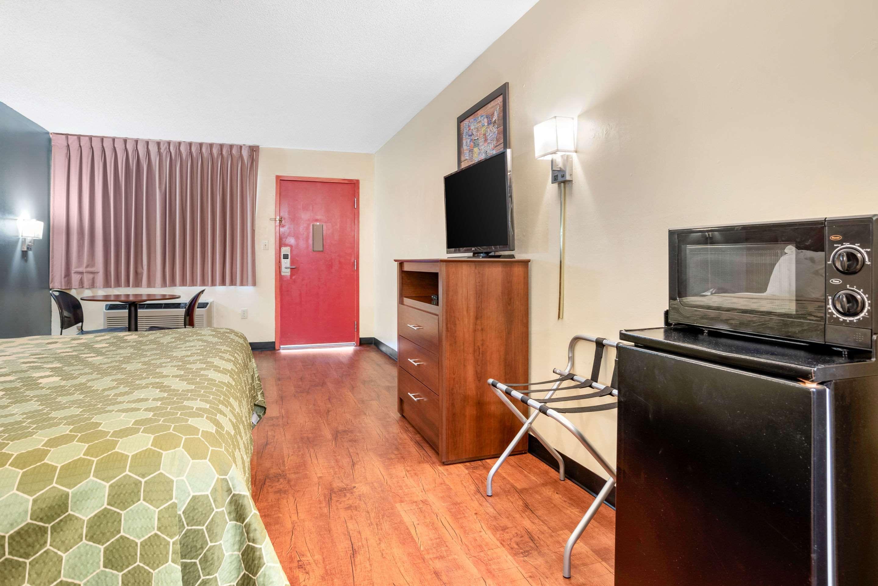Econo Lodge Inn & Suites Forest Extérieur photo