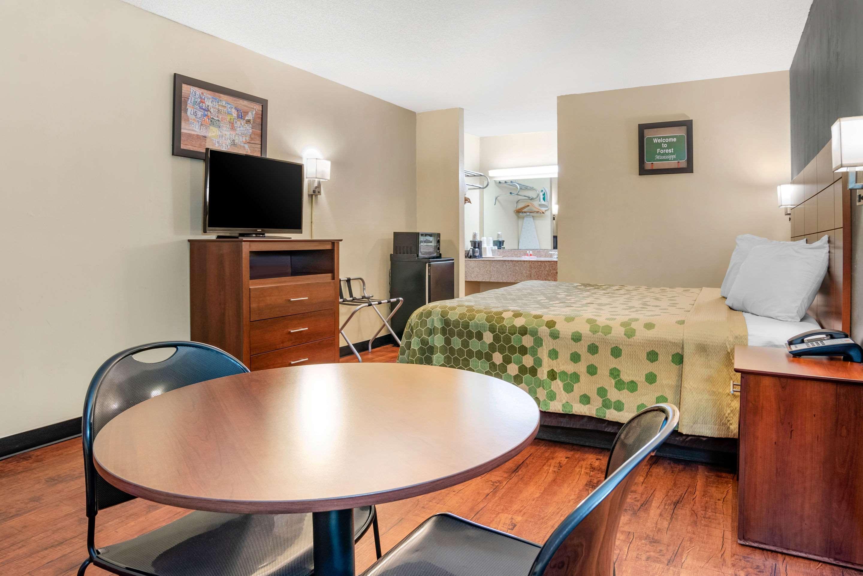 Econo Lodge Inn & Suites Forest Extérieur photo