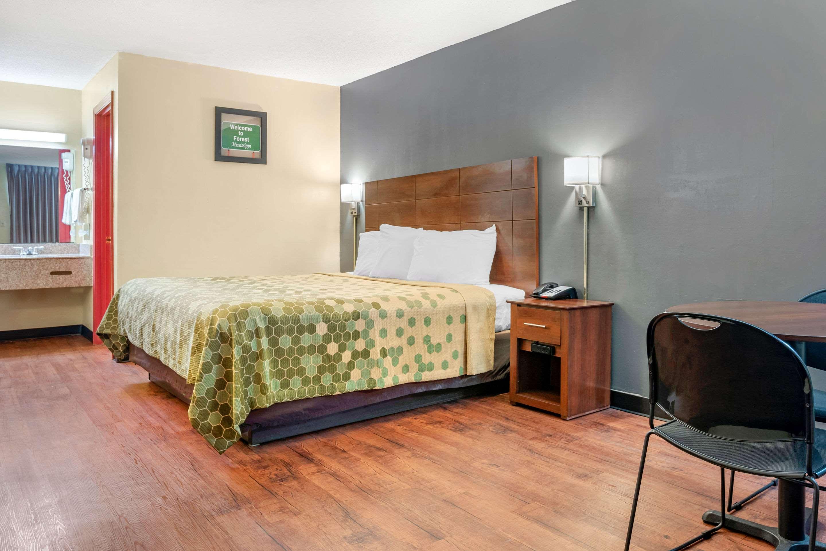 Econo Lodge Inn & Suites Forest Extérieur photo