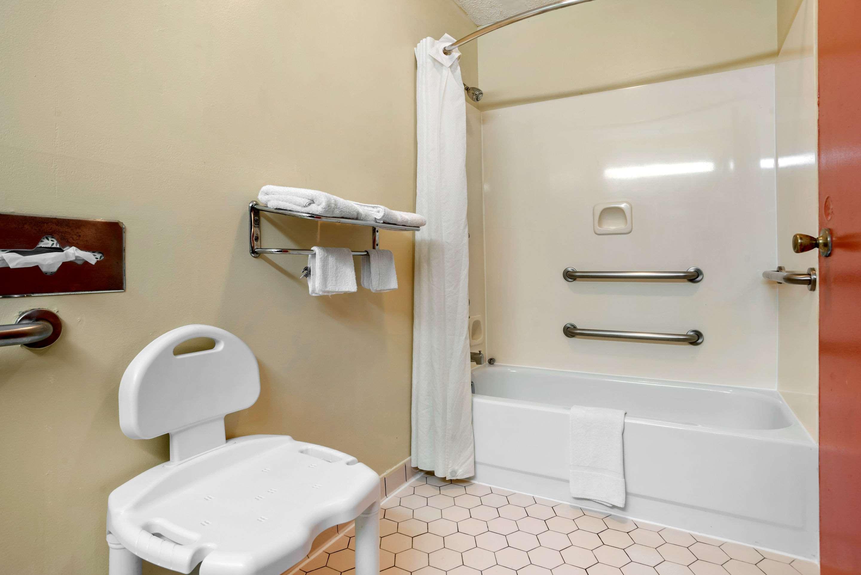 Econo Lodge Inn & Suites Forest Extérieur photo