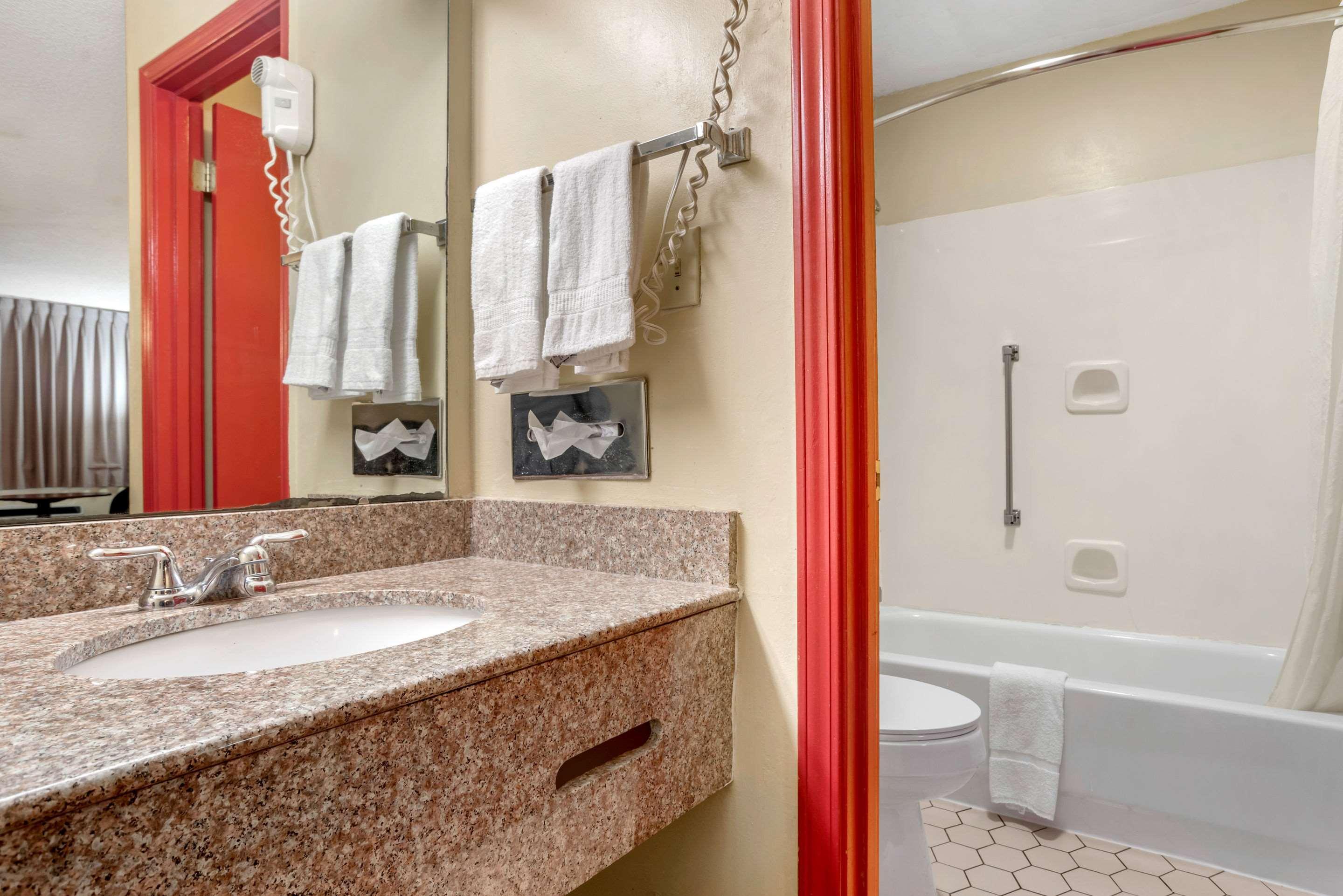 Econo Lodge Inn & Suites Forest Extérieur photo