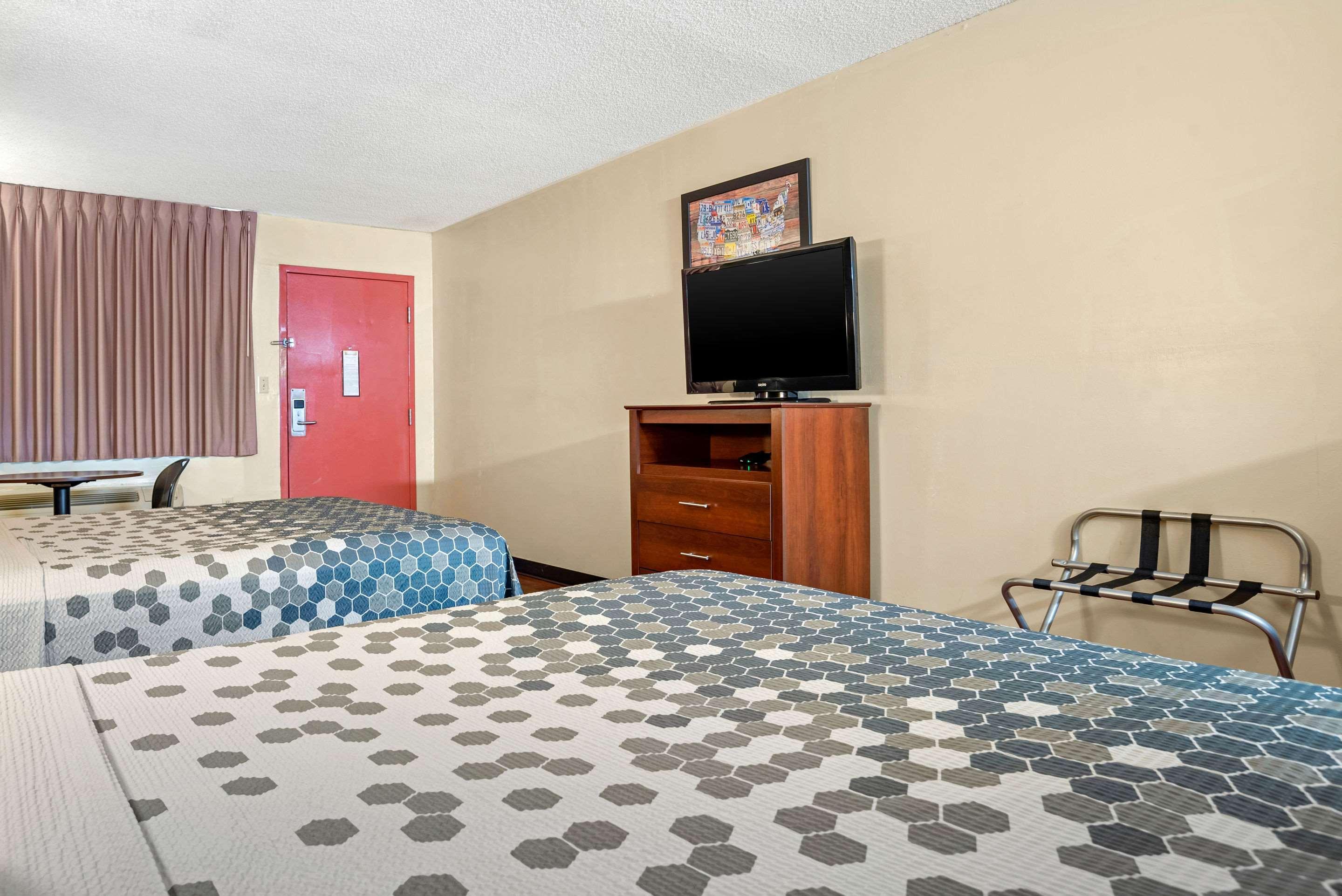 Econo Lodge Inn & Suites Forest Extérieur photo