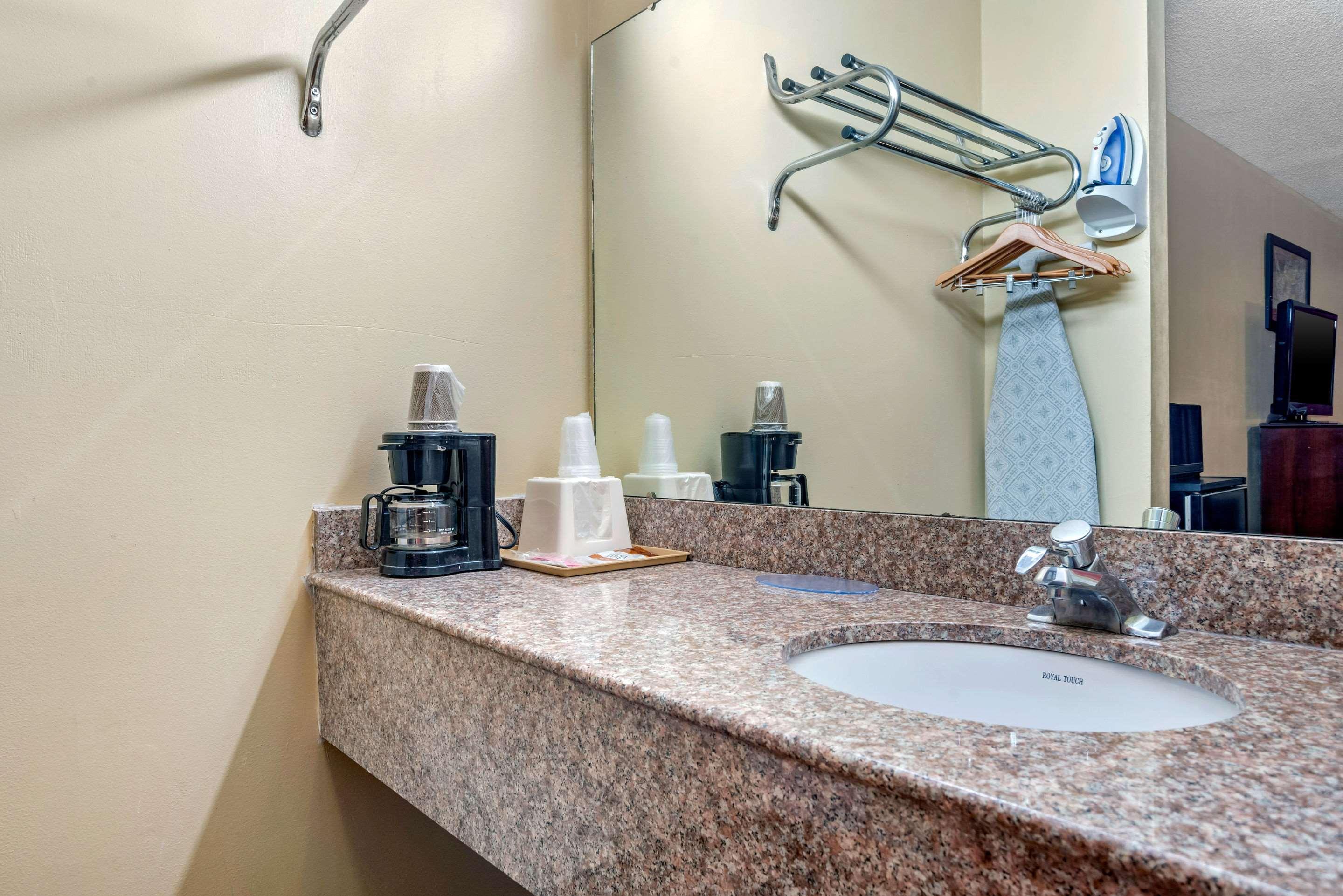 Econo Lodge Inn & Suites Forest Extérieur photo