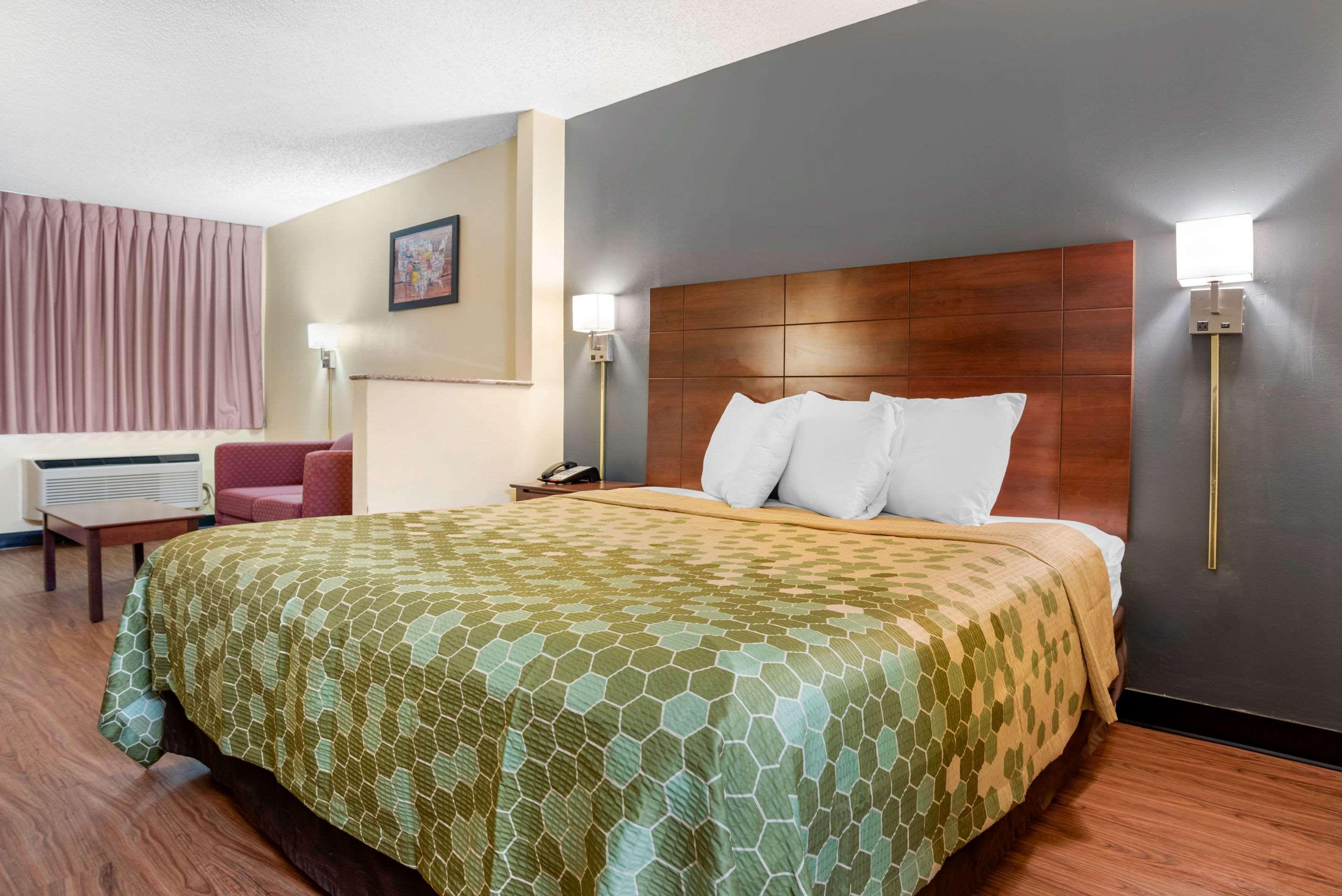 Econo Lodge Inn & Suites Forest Extérieur photo