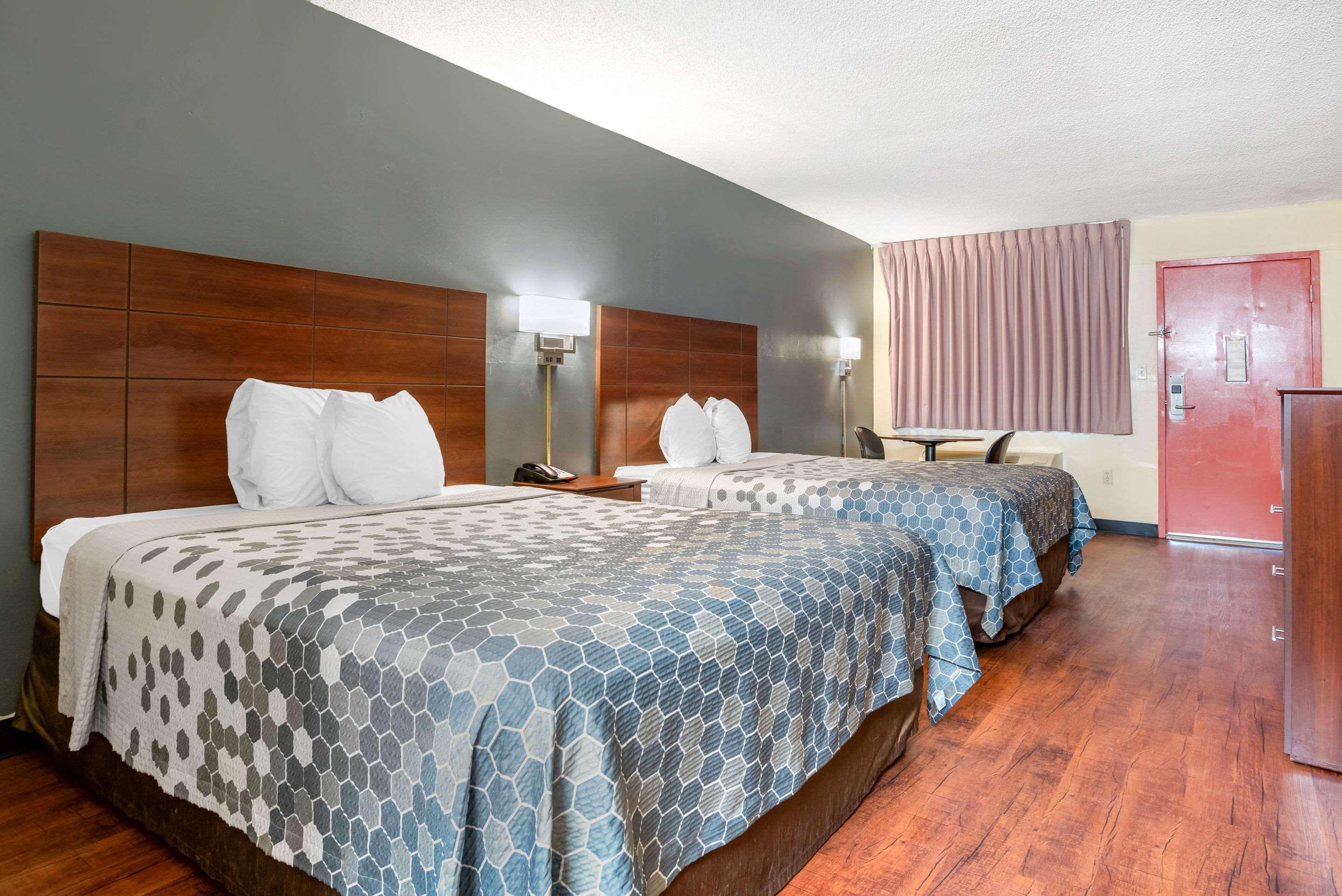 Econo Lodge Inn & Suites Forest Extérieur photo