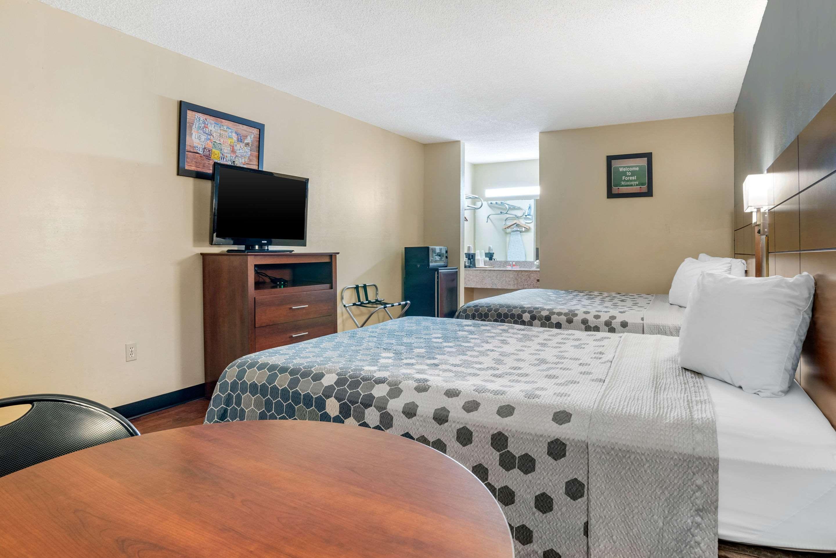 Econo Lodge Inn & Suites Forest Extérieur photo