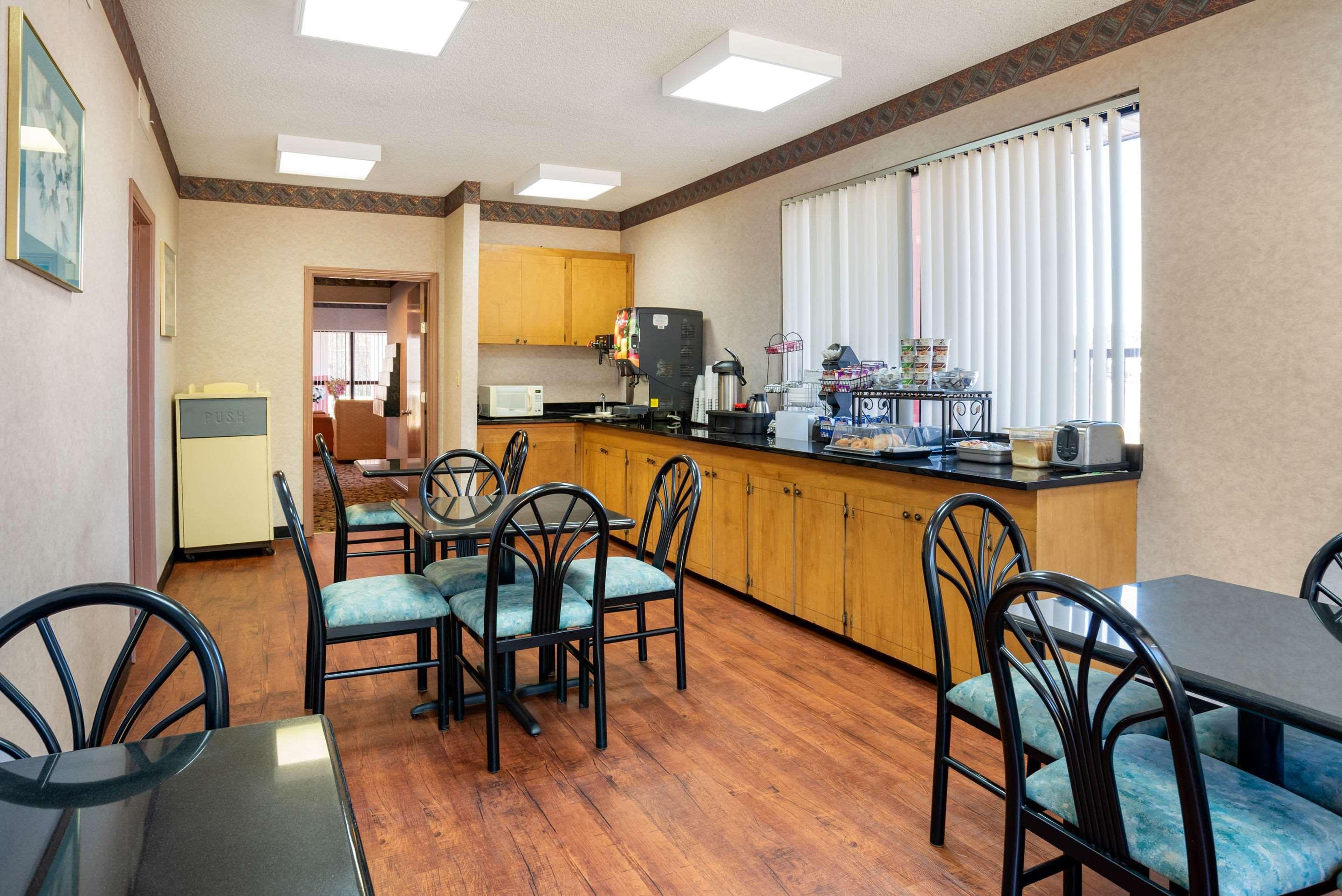 Econo Lodge Inn & Suites Forest Extérieur photo