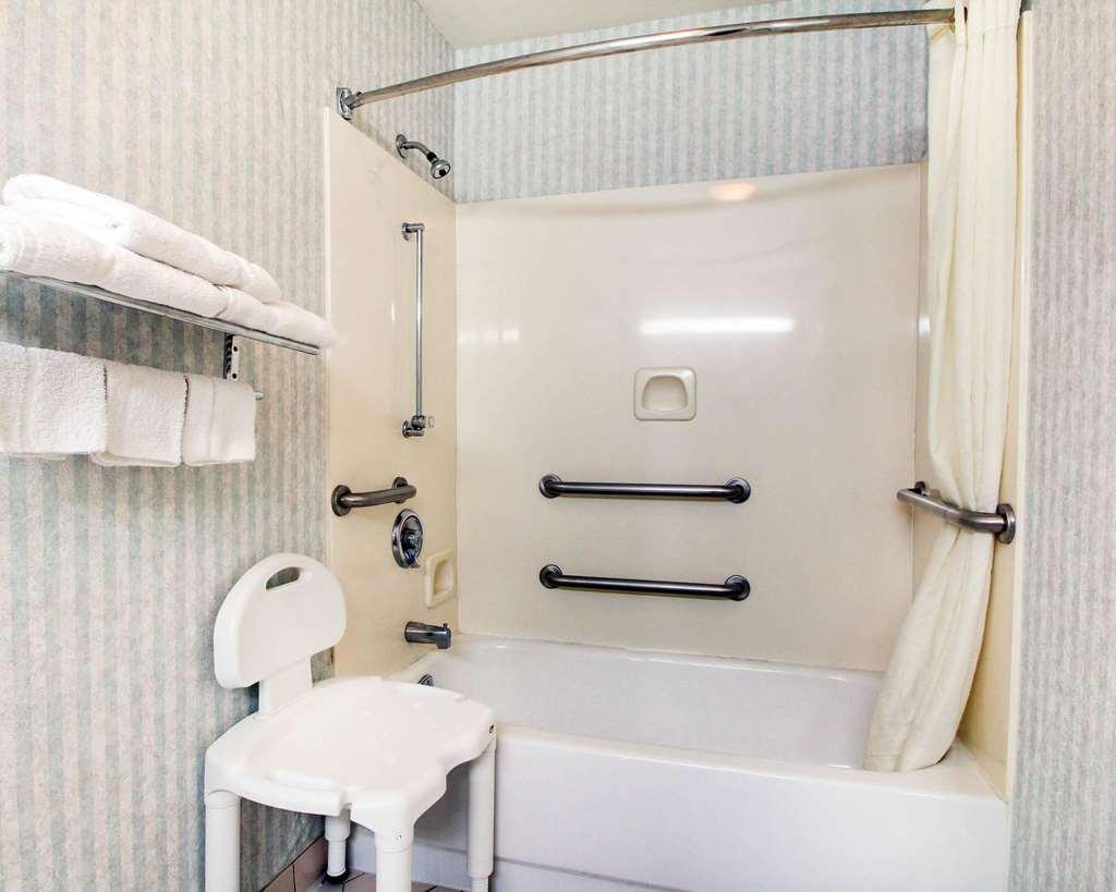 Econo Lodge Inn & Suites Forest Chambre photo