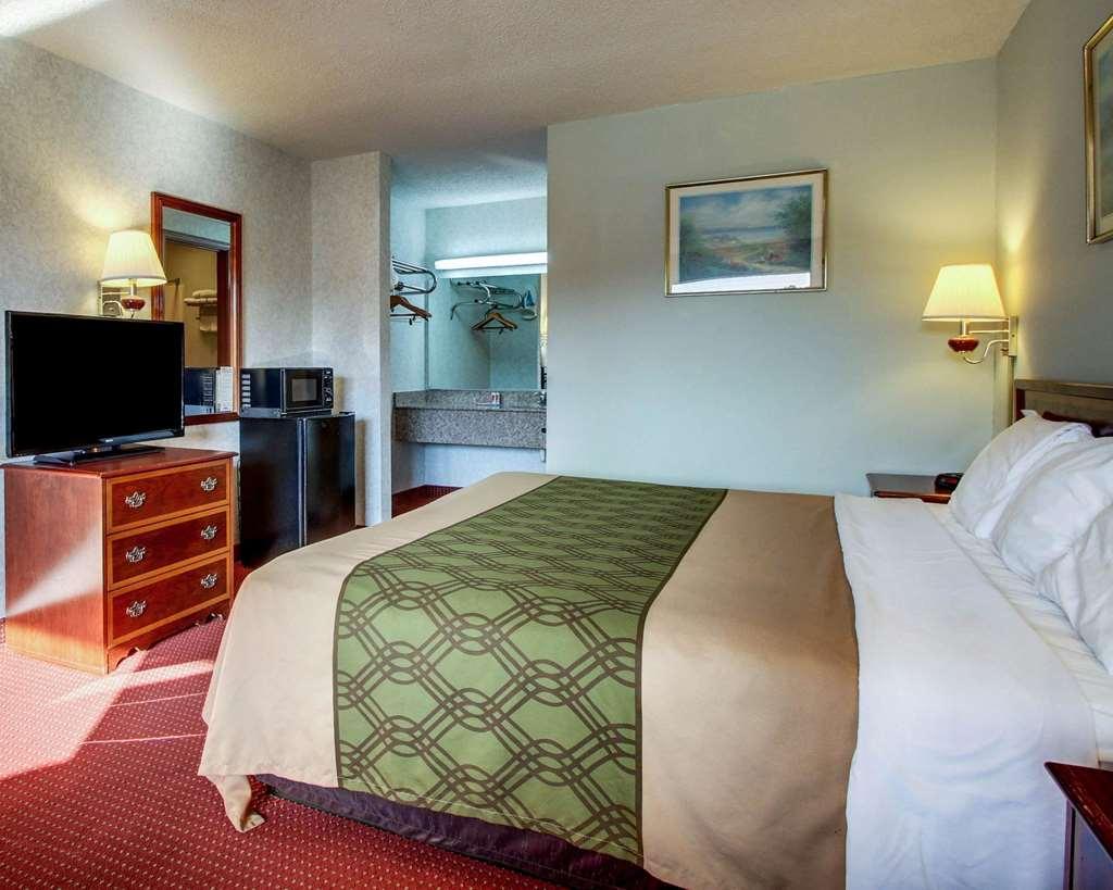 Econo Lodge Inn & Suites Forest Chambre photo
