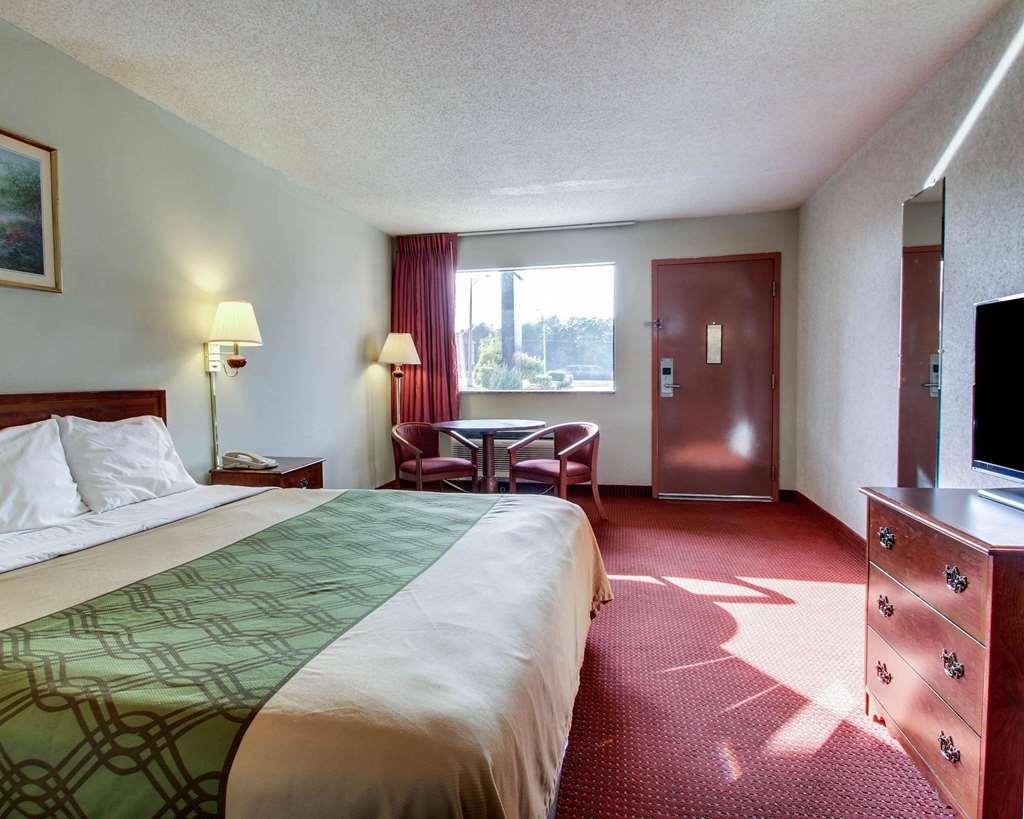 Econo Lodge Inn & Suites Forest Chambre photo